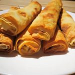 rollitos crujientes con pan fino Lavash y queso blanco